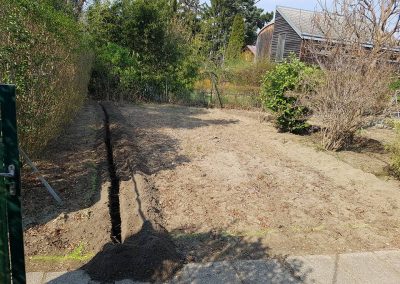 Aufgegrabener Garten um die Wasserzuläufe für die Beregnungsanlage für den Garten zu verlegen.